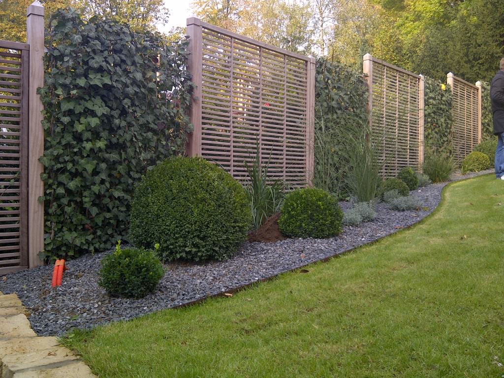 Hecke am laufenden Meter und Holzsichtschutz