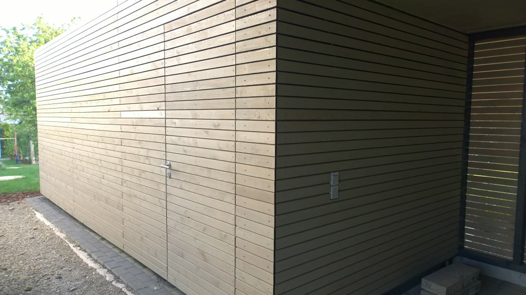 Carport und Geräteraum mit Holzverkleidung aus Lärche-Rhombusleisten