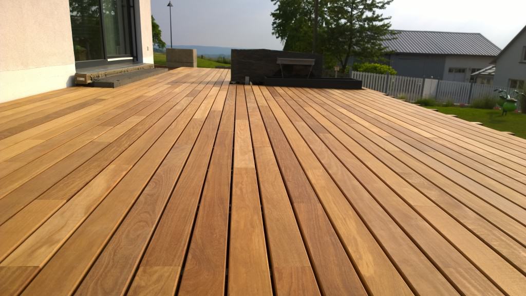 Holzterrasse mit Wasserbecken und Fontäne