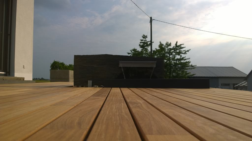 Holzterrasse mit Wasserachse und Wasserfall