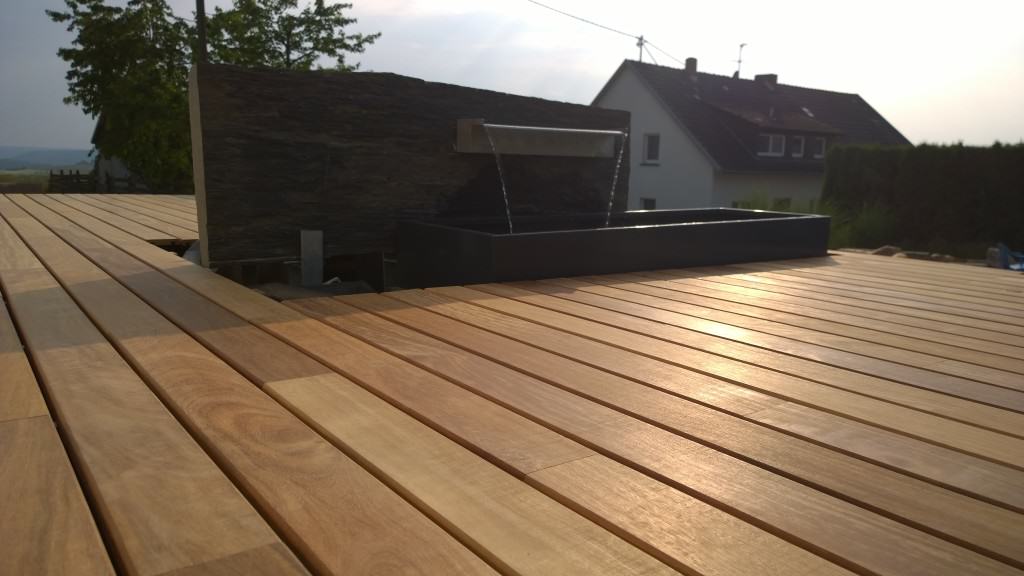 Fontäne aus Edelstahl und Holzterrasse