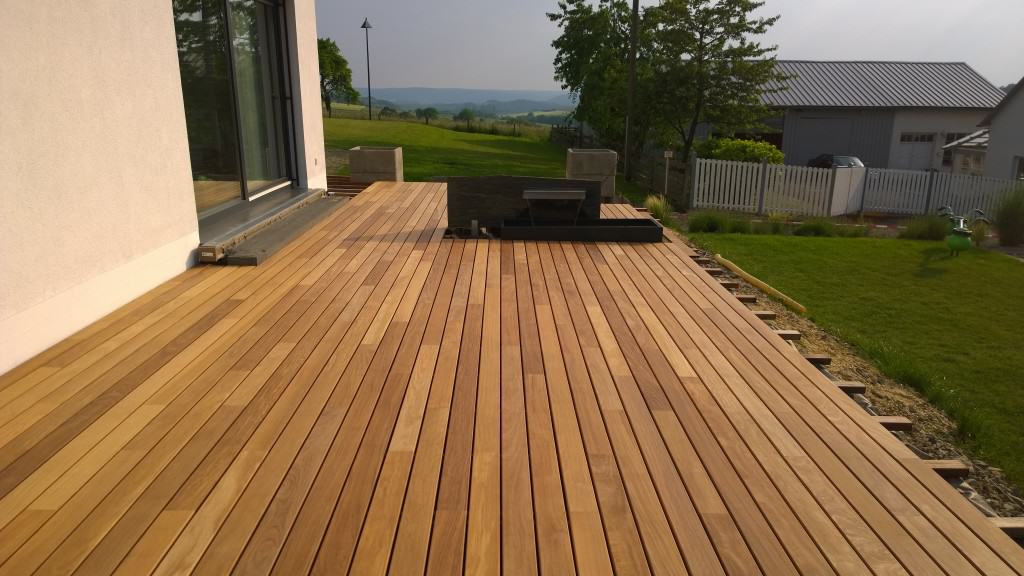 Holzterrasse mit Wasserelement