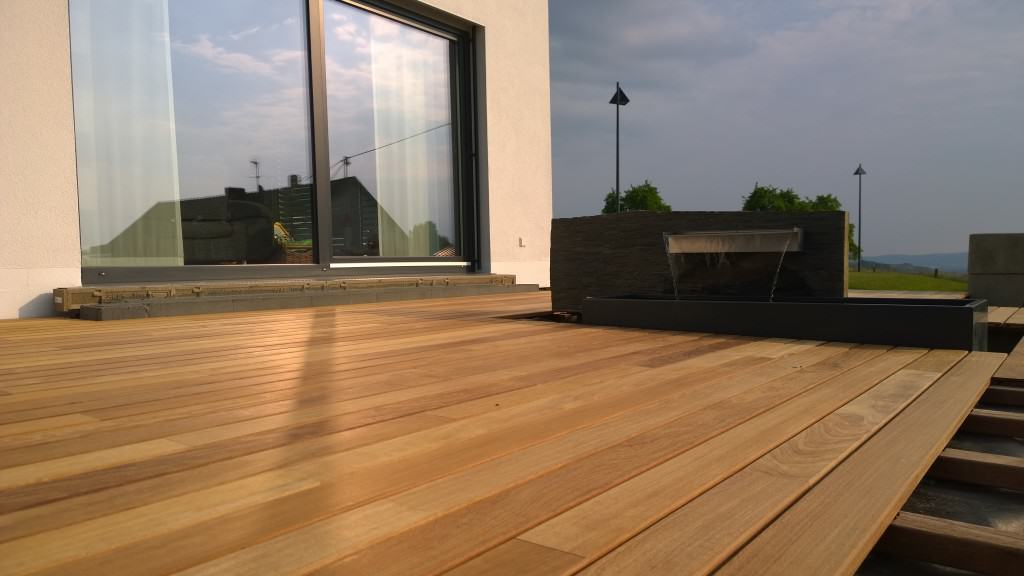 Outdoorparkett mit Wasserelement