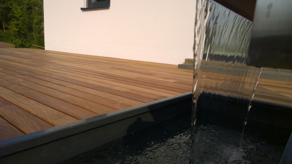 Wasserbecken und Holzterrasse